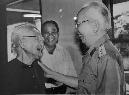 Đại tướng và bà mẹ Việt Nam anh hùng Võ Thị Hồi (1996).